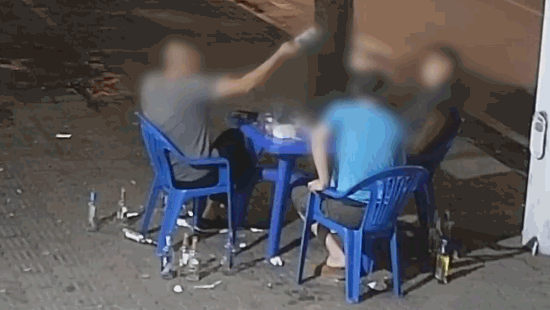【每日平安第85期】无人驾驶三轮撞上警车,不满防疫工作扔粪报复